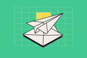 Avion en papier sur une enveloppe, avis Brevo