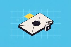 Enveloppe scellée à côté d'un cadenas ouvert
